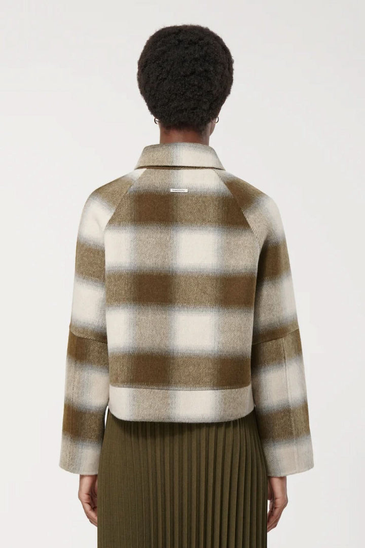 Veste courte à carreaux vue de dos, modern style with utility flap pockets, perfect for autumn layering.