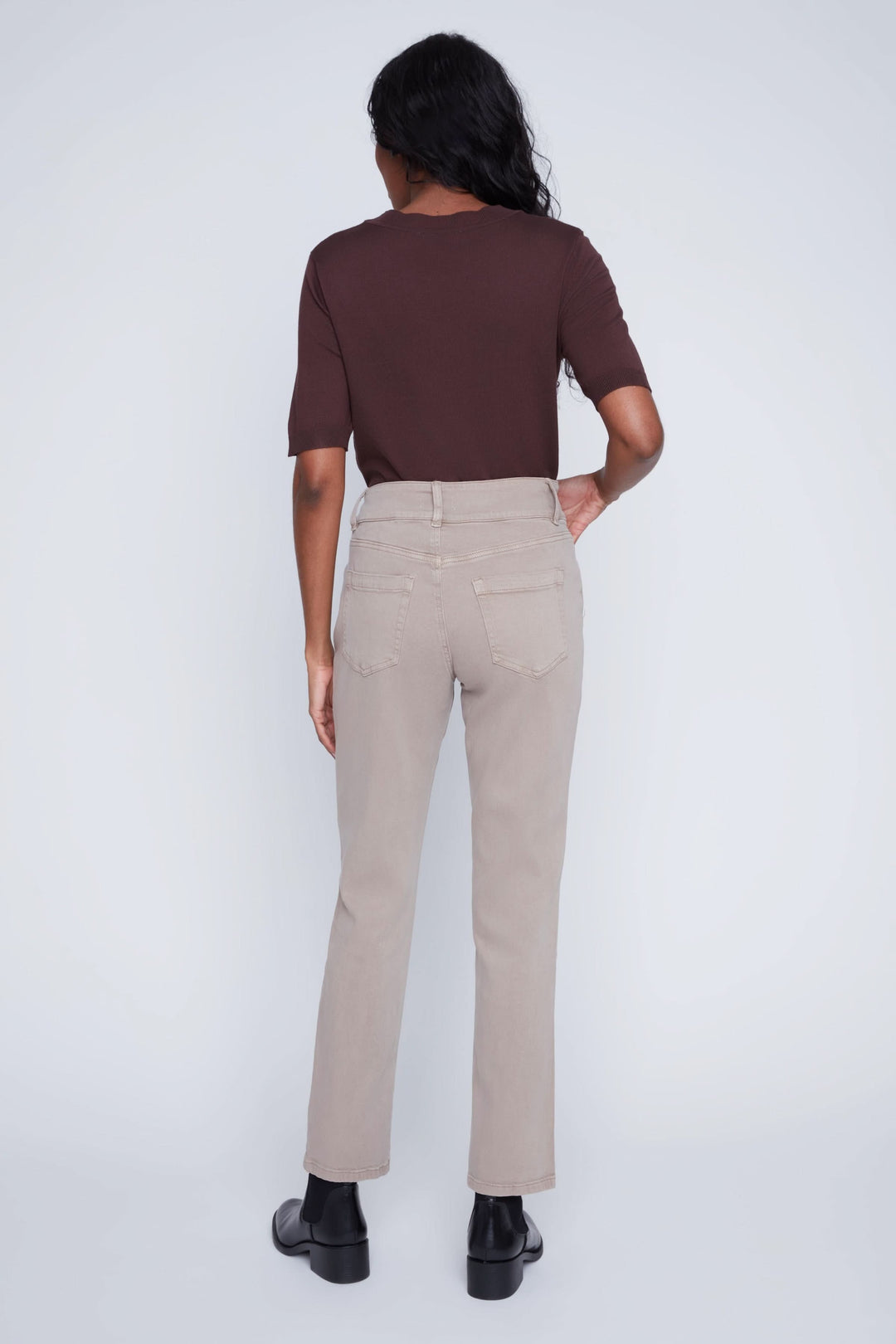 Femme portant un pantalon en tencel à taille haute et coupe droite, vu de dos.