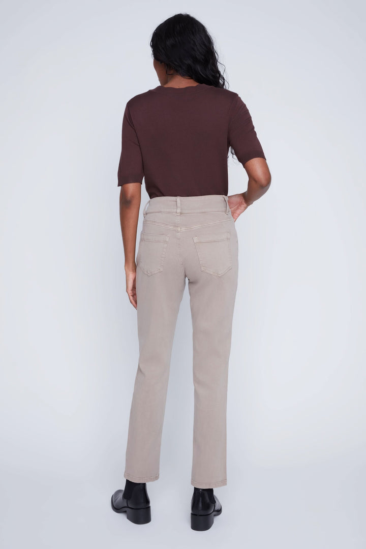 Femme portant un pantalon en tencel à taille haute et coupe droite, vu de dos.