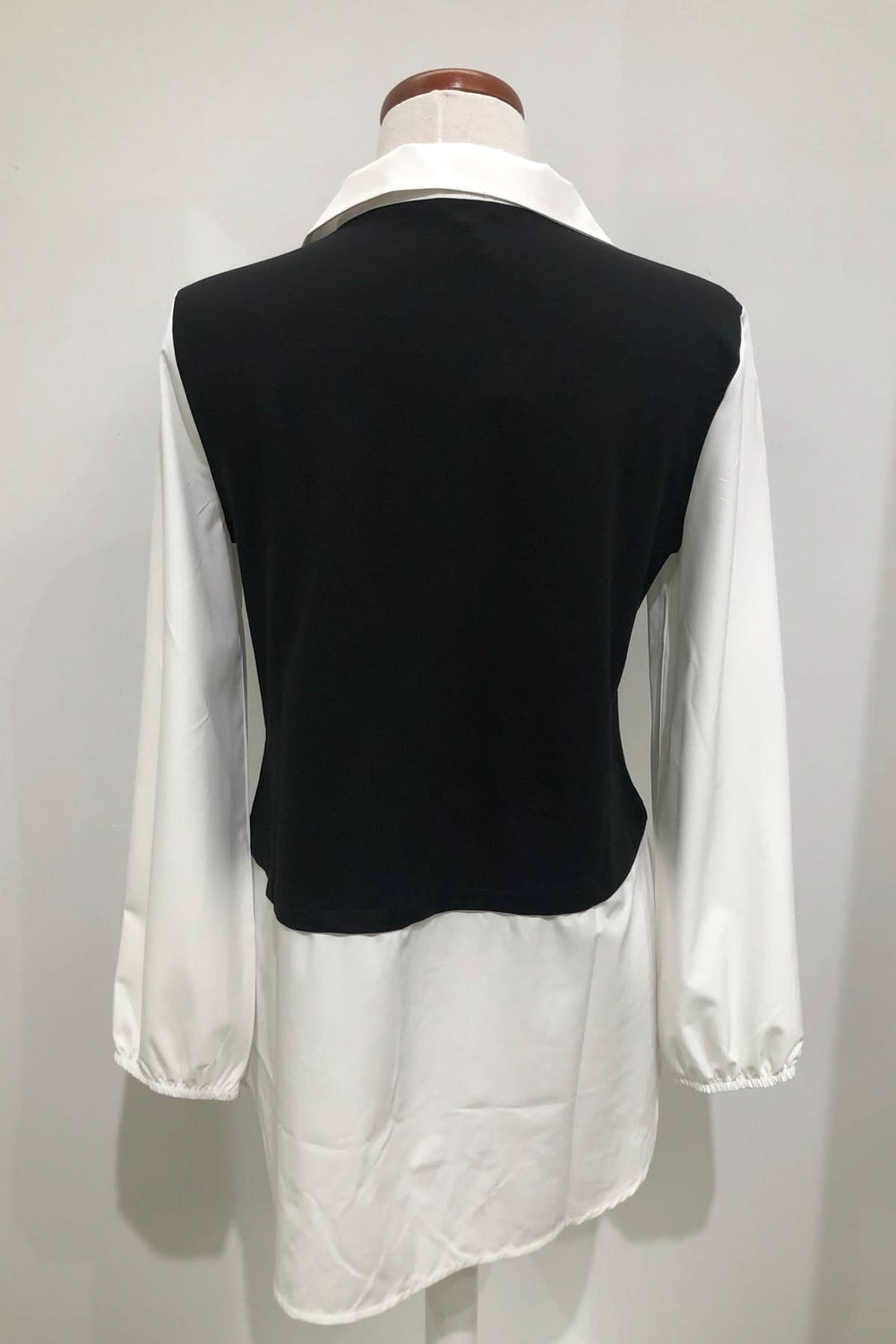 Tunique bicolore élégante, partie supérieure noire, col blanc, manches bouffantes, look chic et stylé.