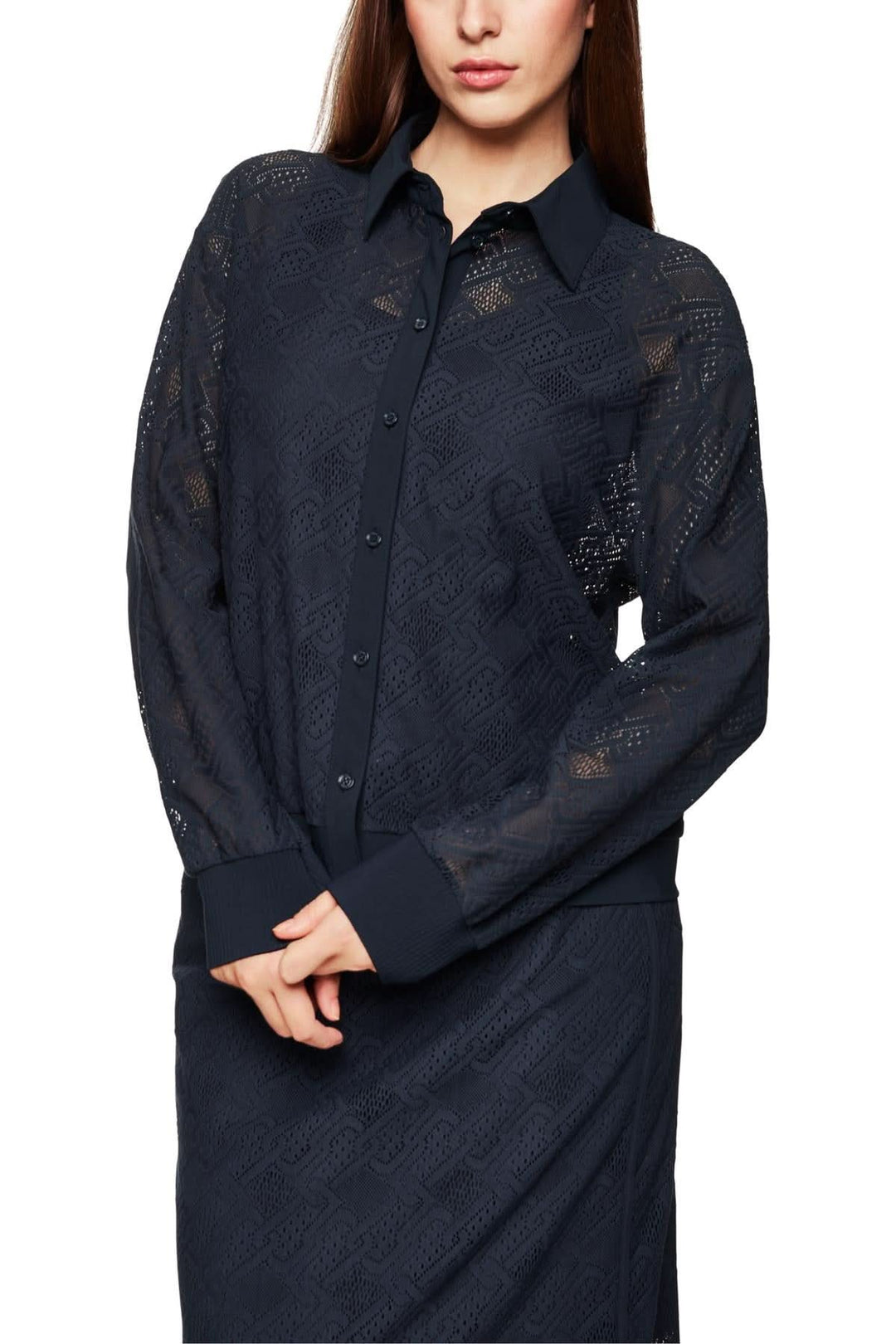 Chemise en dentelle ajourée élégante, coupe décontractée, look féminin et sportif, coloris marine.