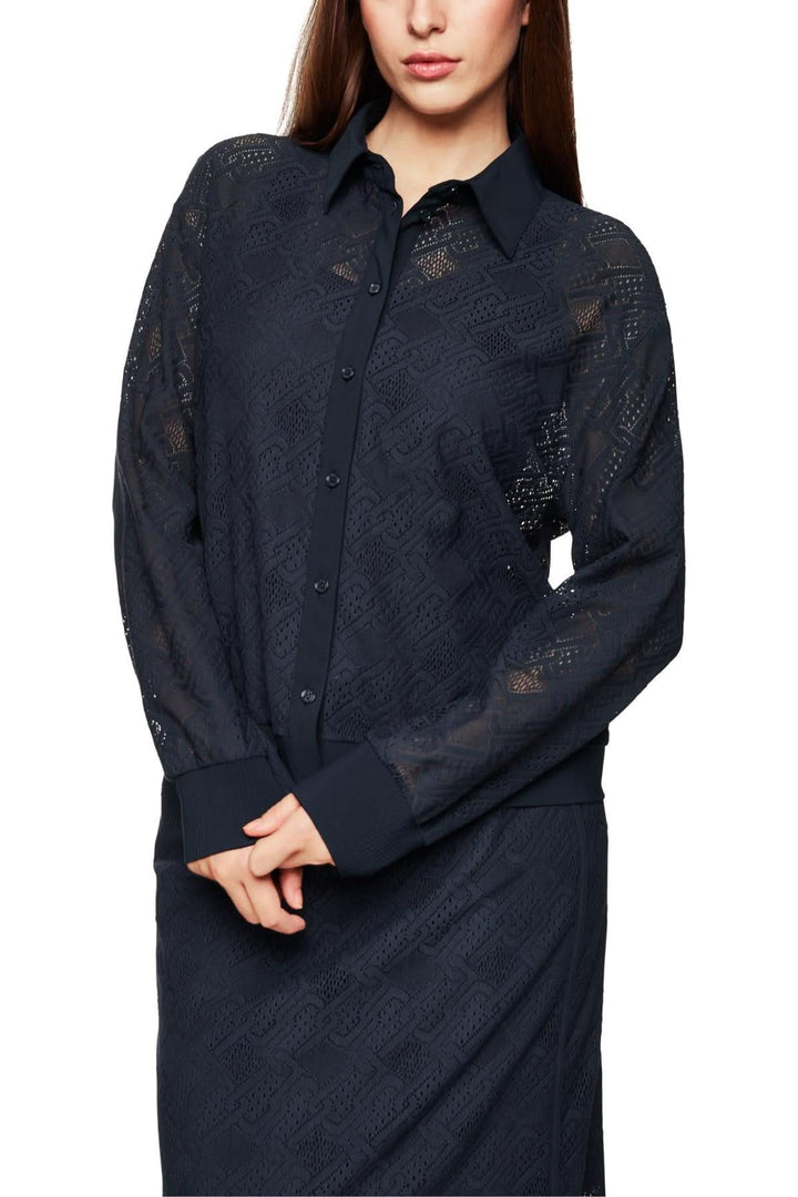 Chemise en dentelle ajourée élégante, coupe décontractée, look féminin et sportif, coloris marine.