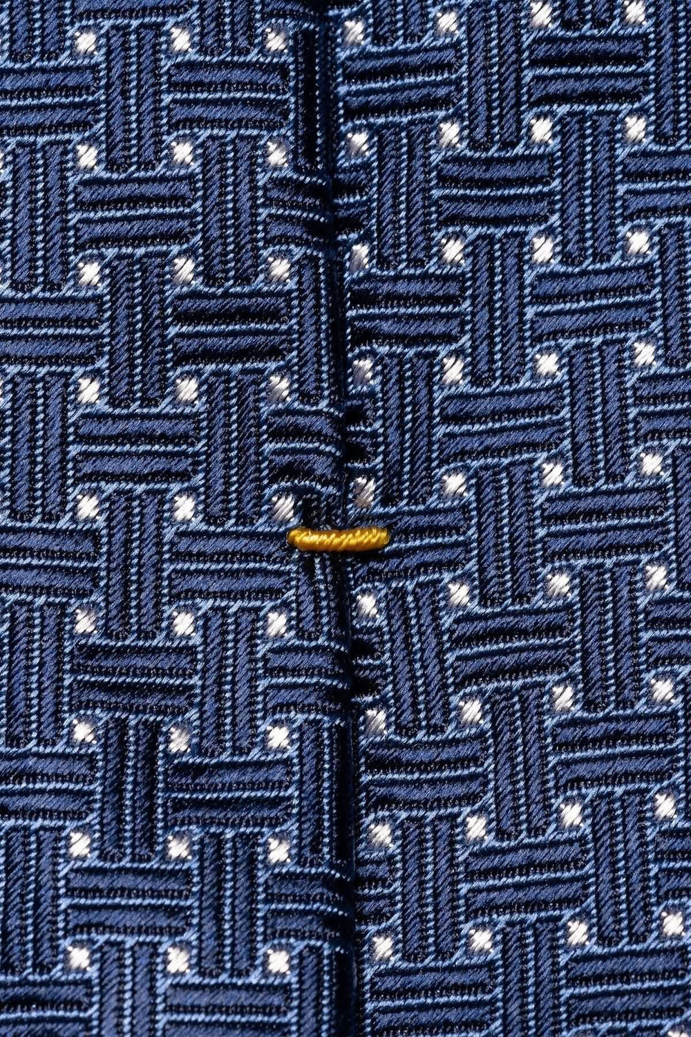 Cravate en soie avec motif géométrique bleu et or, idéale pour occasions formelles.