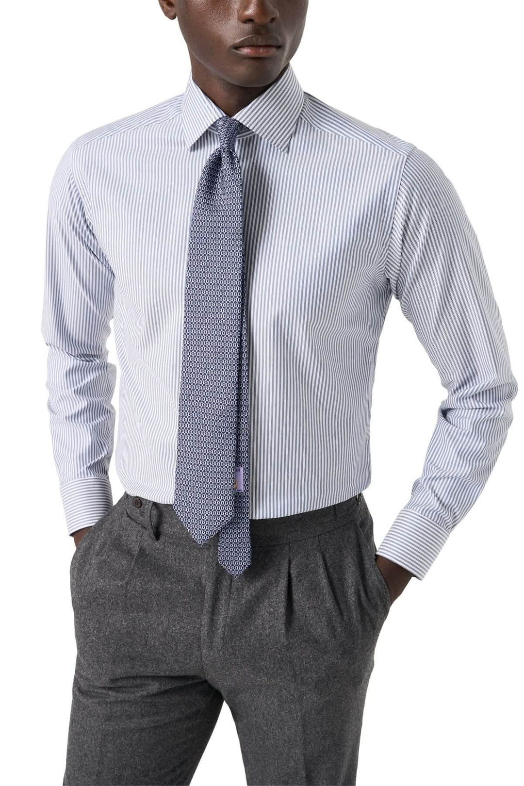 Chemise lignée élégante et intemporelle avec fines rayures bleu marine et col cutaway, portée sous costume.