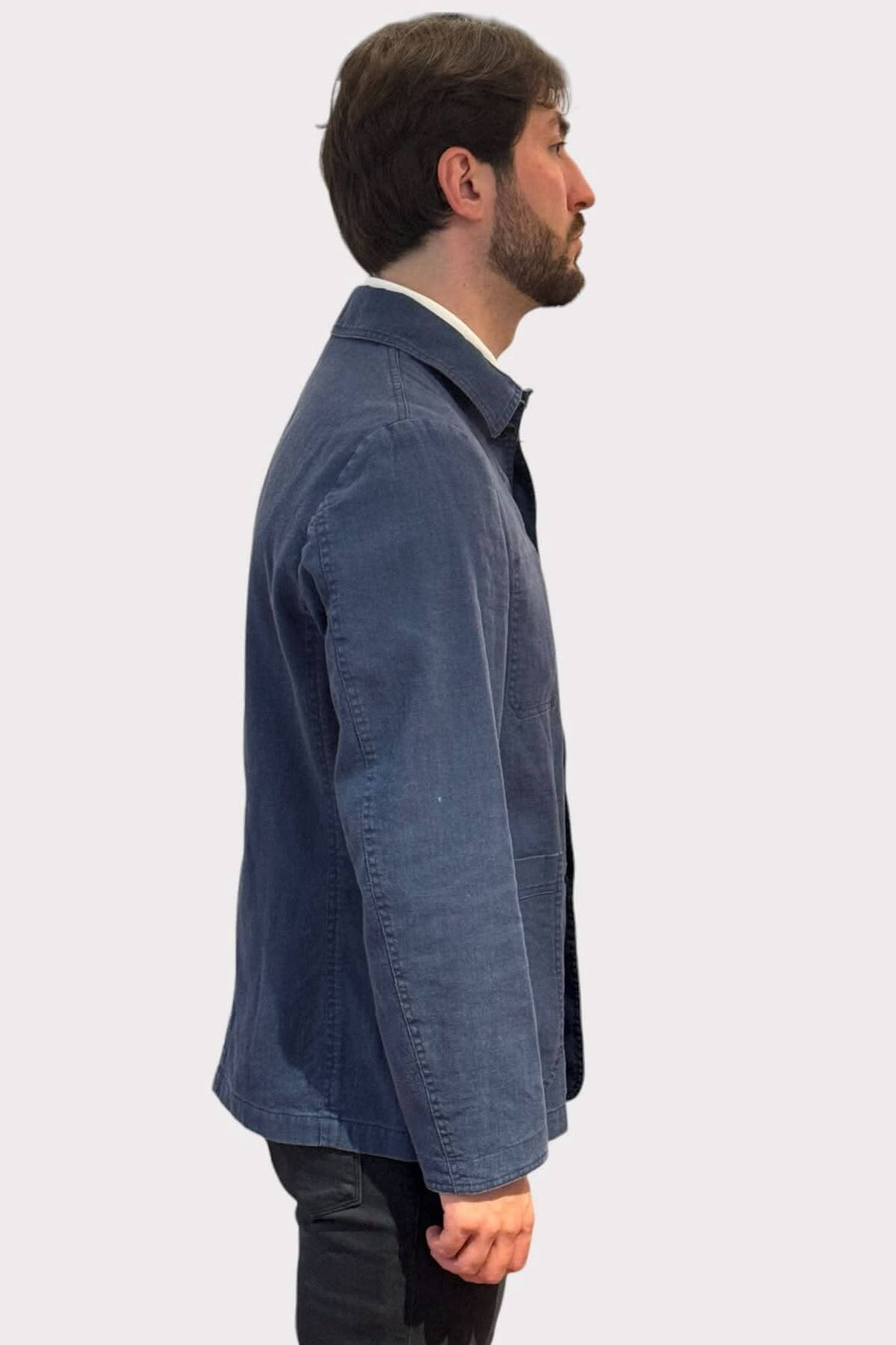 Surchemise en lin au look denim, vue de profil, alliant confort et élégance pour les journées chaudes.