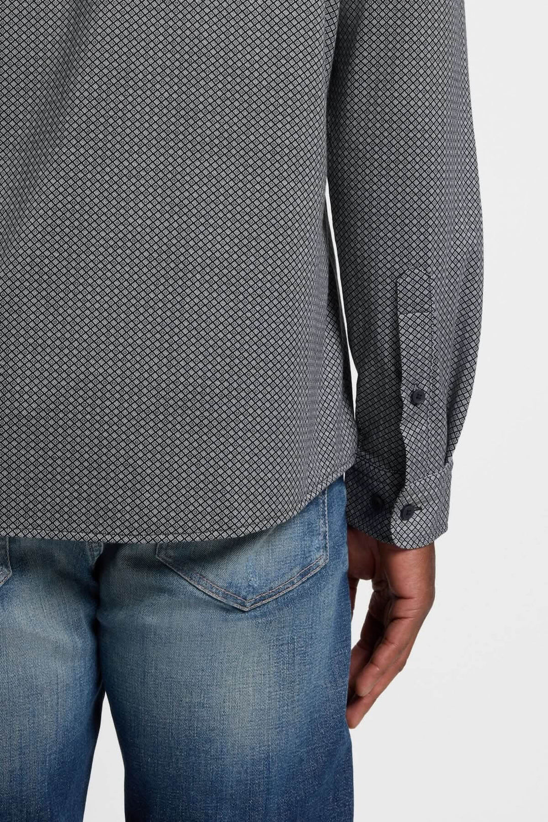 Homme portant une chemise à motif moderne Roan Kent avec manches longues et poignets arrondis, vue arrière sur jeans modernes.