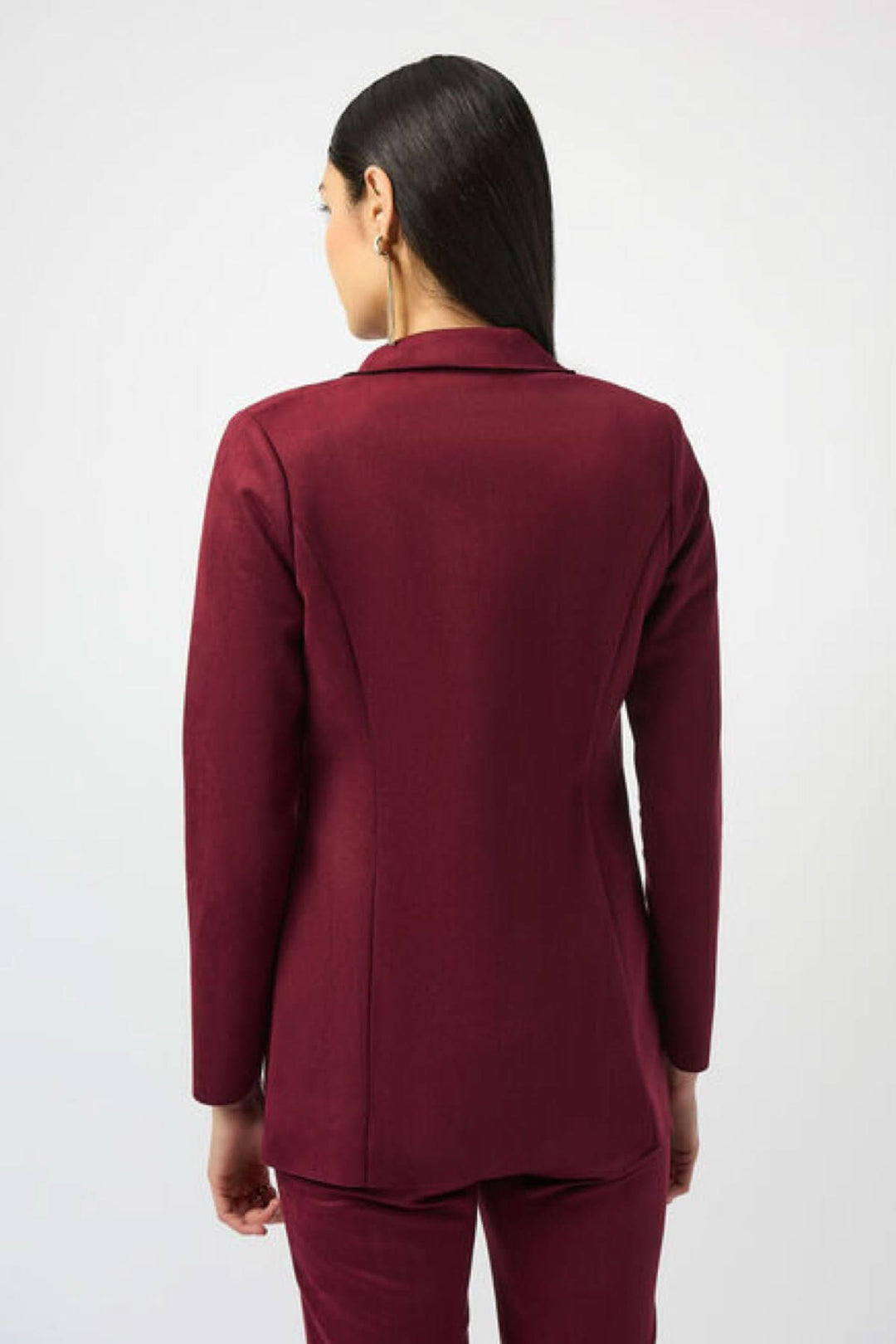 Vue arrière du veston long suédé bordeaux, mettant en valeur la coupe ajustée et le col à revers.