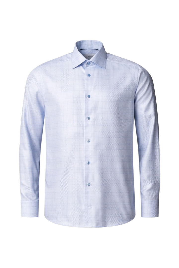 Chemise en coton bleu clair à carreaux fins avec col ouvert, élégante et moderne, idéale pour occasions professionnelles.