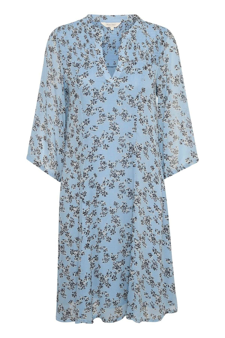 Robe fleurie Elka en bleu clair, coupe régulière, idéale pour toutes les occasions, légère et élégante.