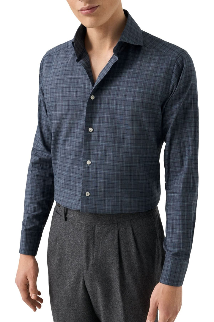 Homme portant une chemise en flanelle signature à carreaux avec col italien, idéale pour un style élégant et raffiné en saison froide.