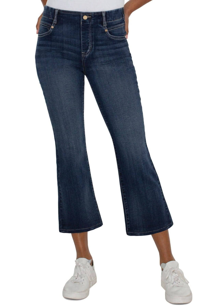 Jeans flare Gia en denim foncé, coupe flatteuse et confort optimal, parfaits pour un look moderne.