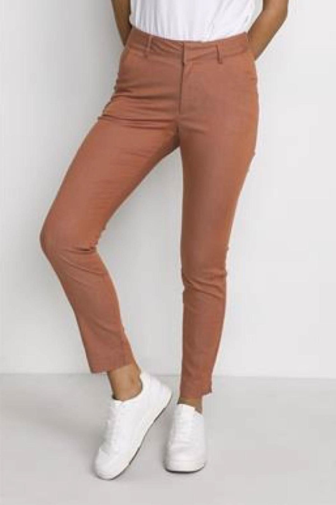 Pantalon Chino orange parfait pour l'été, confortable, idéal pour toutes occasions, porté avec un haut blanc.