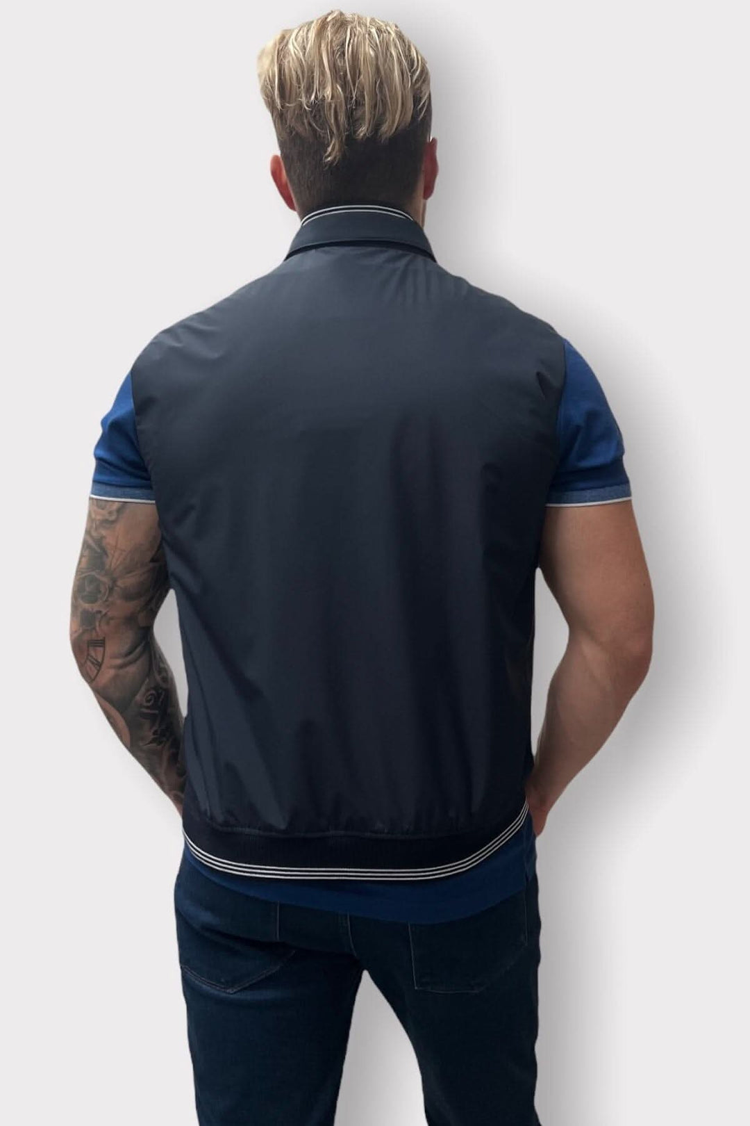 Veste sans manches en nylon, détail collet, dos du vêtement sur un mannequin.