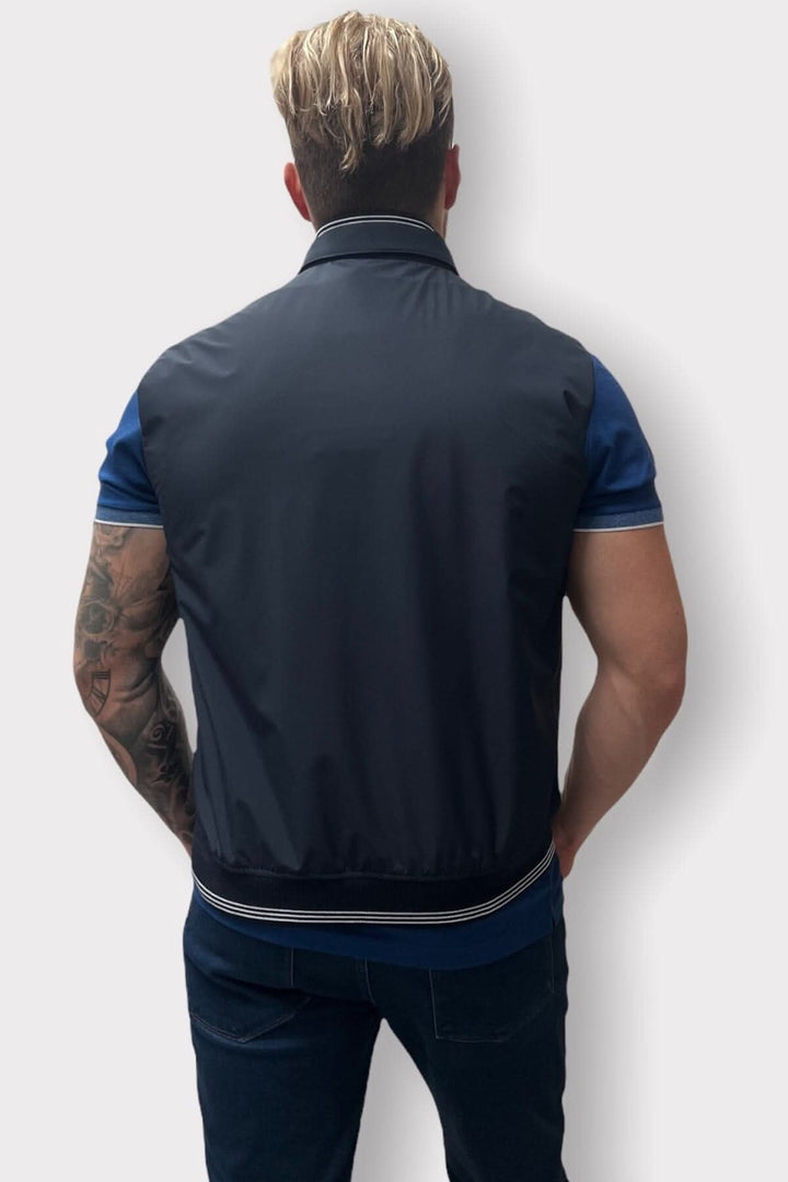 Veste sans manches en nylon, détail collet, dos du vêtement sur un mannequin.