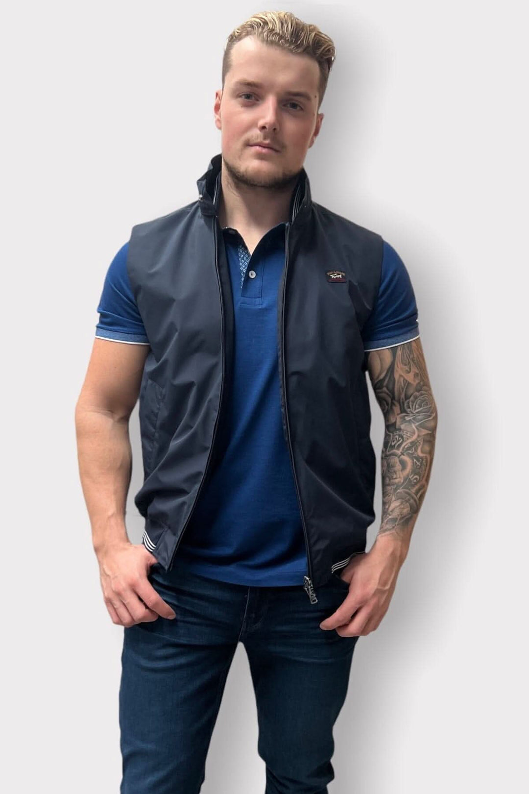 Homme portant une veste sans manches en nylon avec details, 100% polyester, coupe régulière, fait en Italie.