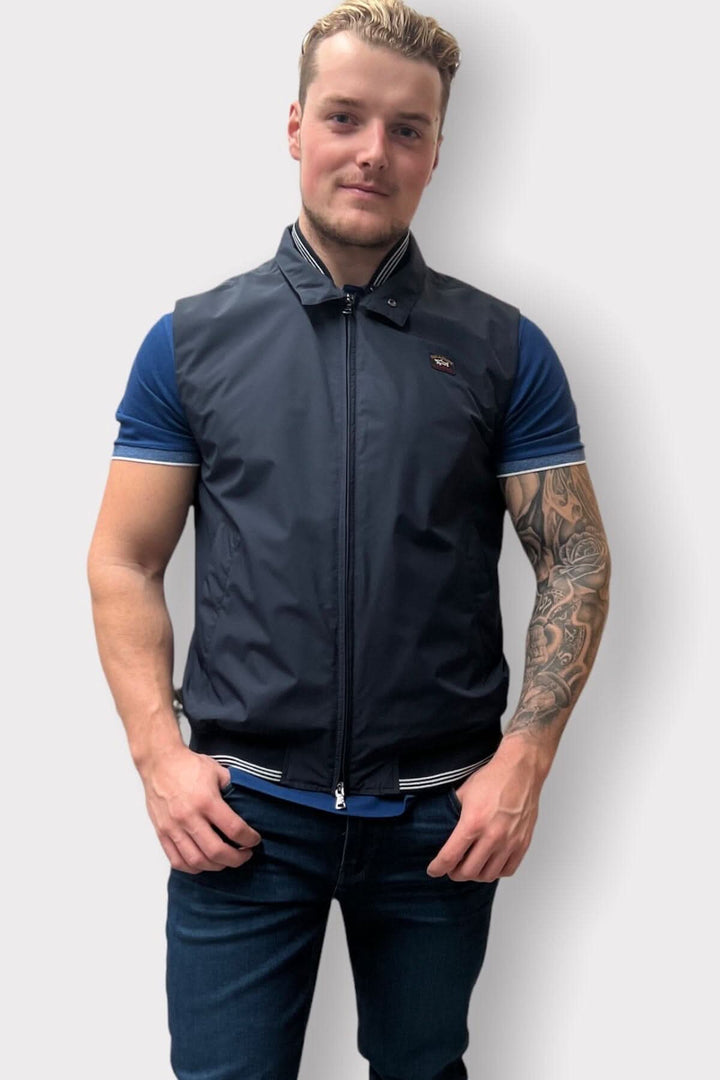 Veste sans manches en nylon noire avec détails, portée par un homme en taille L.