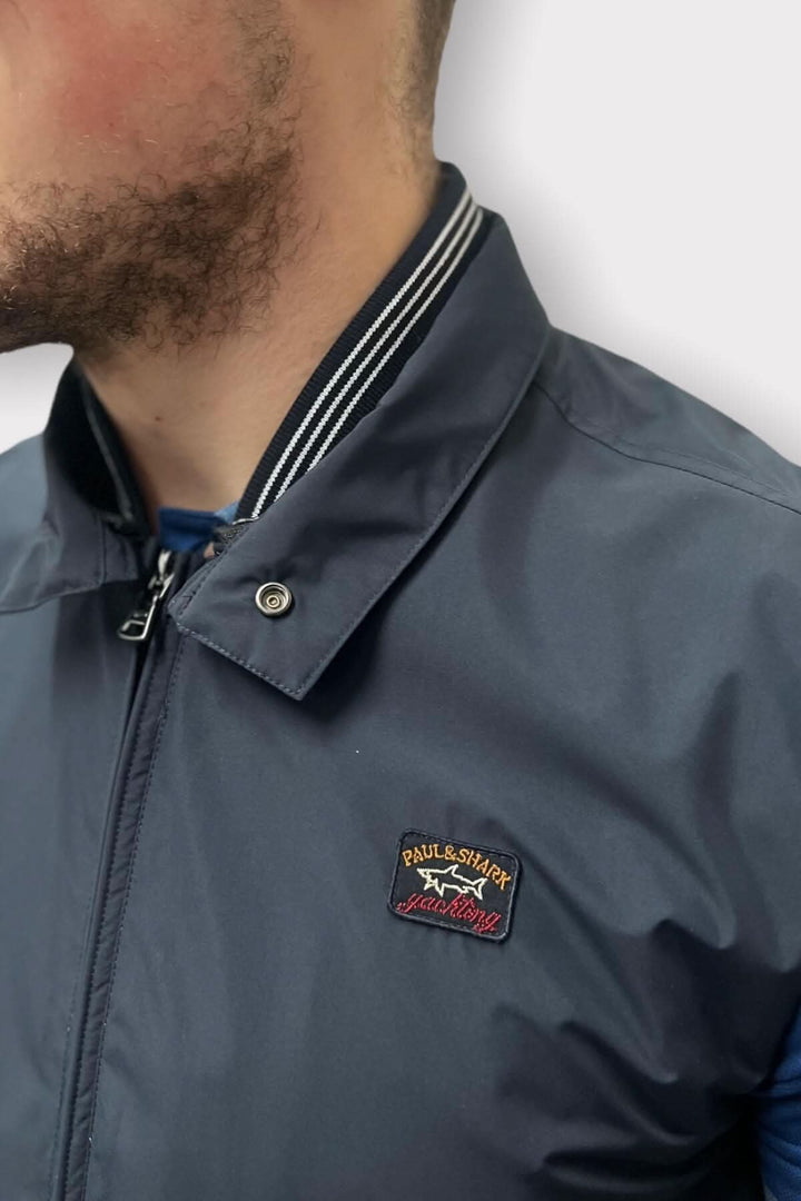 Veste sans manches en nylon avec détails au col et logo, coupe régulière, idéale pour un look décontracté.