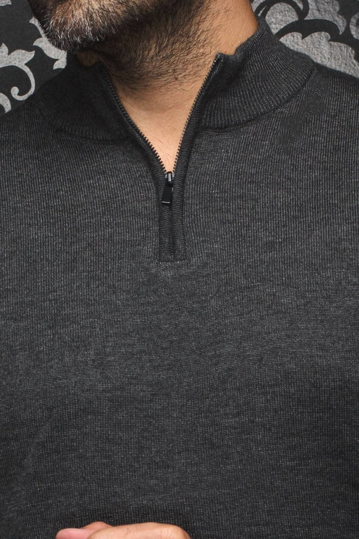 Chandail gris foncé avec col montant et fermeture éclair Mesta en laine mérinos, idéal pour un look sportif.
