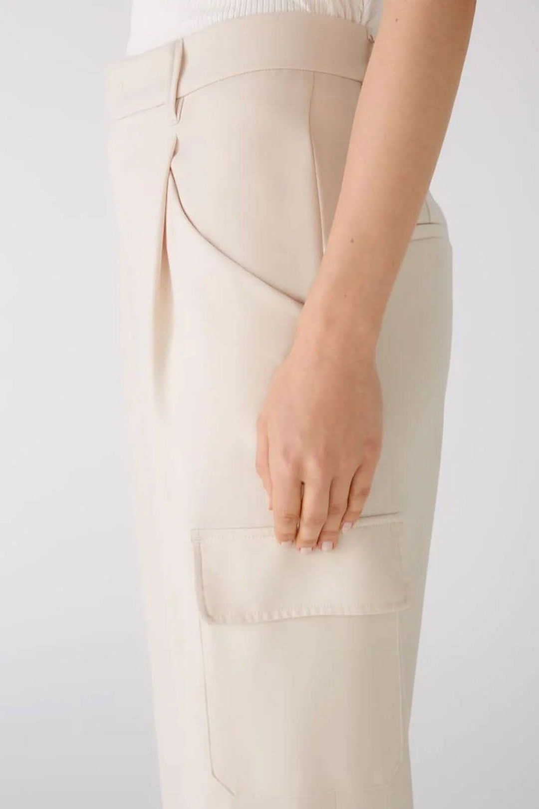 Pantalon cargo à jambe large avec poche sur le côté, couleur beige, coupe décontractée et moderne.