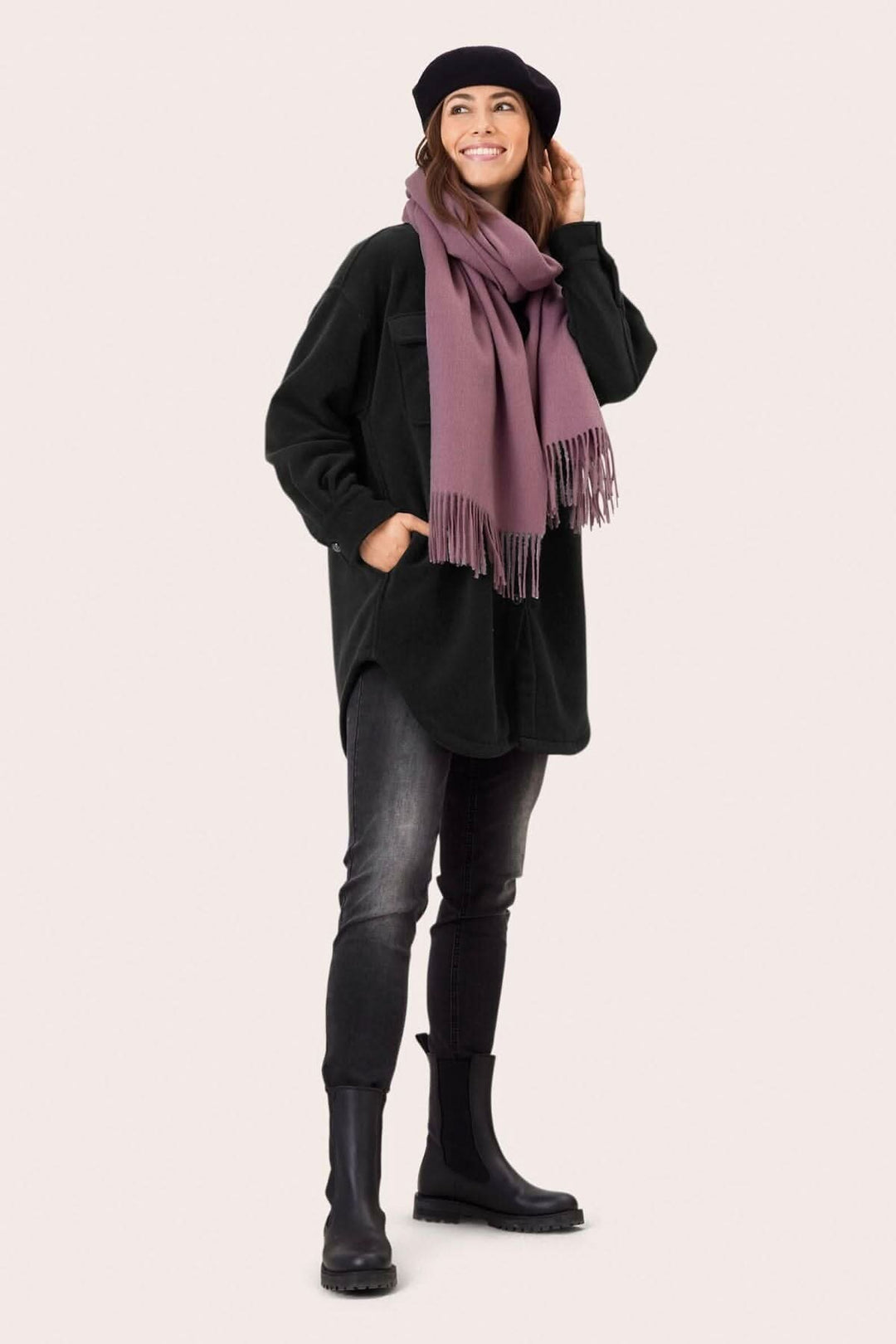 Foulard Anna en laine porté avec une tenue décontractée, ajoutant une touche de couleur chaude.