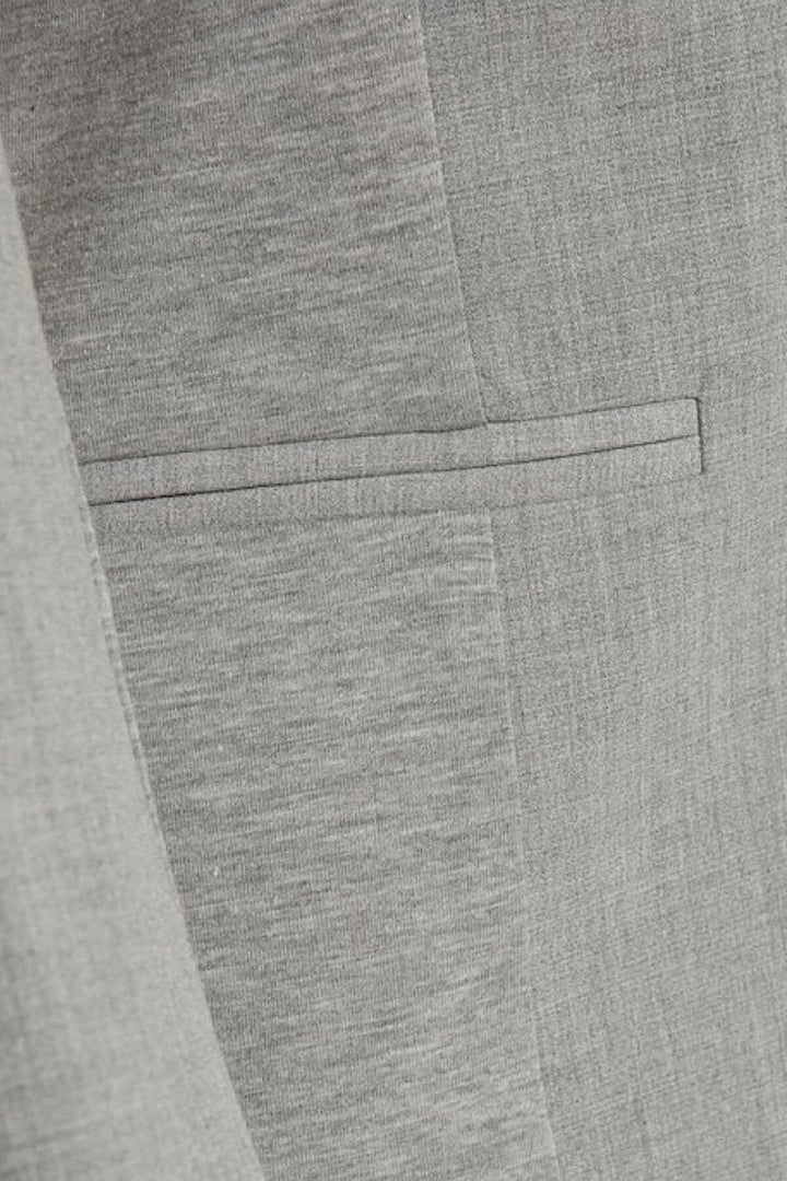 Détail d'une poche de veston gris Kajillian, parfait pour un look chic au bureau ou lors d'événements.
