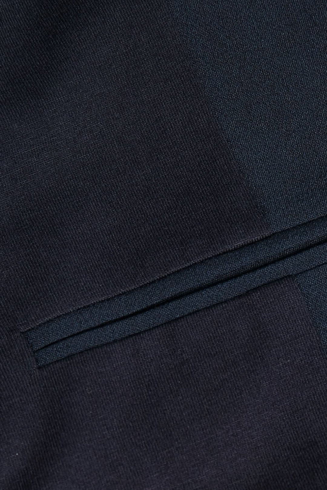 Détails du Blazer Kajillian, montrant le tissu et une poche sur le devant, parfait pour un look chic.