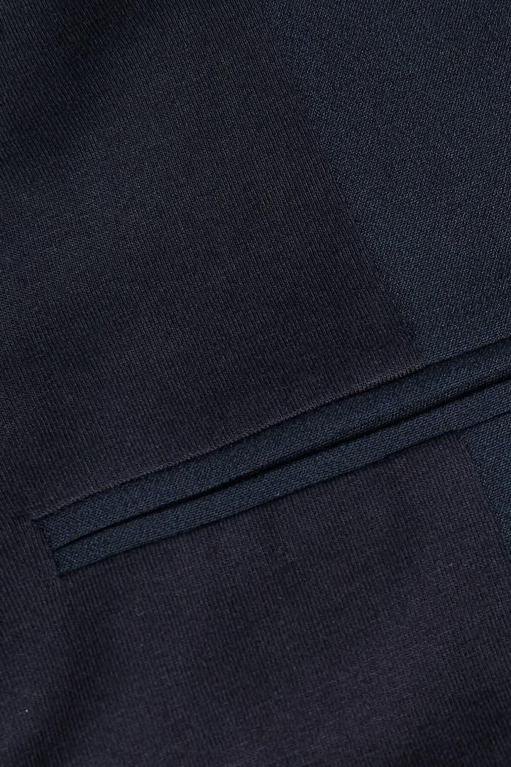 Détails du Blazer Kajillian, montrant le tissu et une poche sur le devant, parfait pour un look chic.