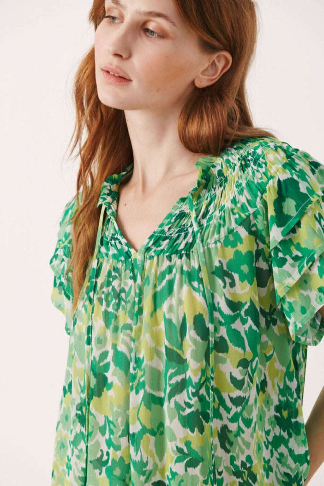 Blouse fleurie Sinna en vert et blanc, avec manches courtes et col en V, 100% viscose, coupe fluide.