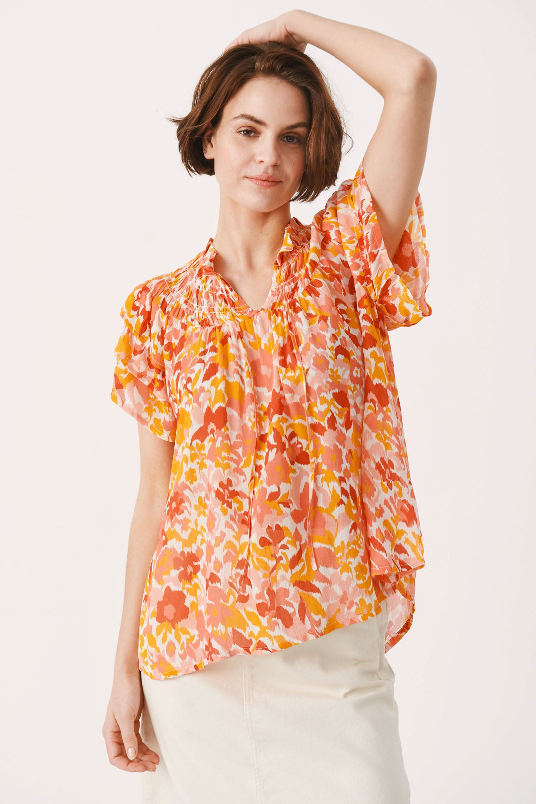 Blouse fleuri Sinna, fluide avec volants, col en V, coupe régulière. Imprimé coloré idéal pour l&