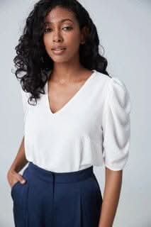 Blouse à manches courtes gigots, col en V, style élégant, parfaite pour le travail ou les soirées.