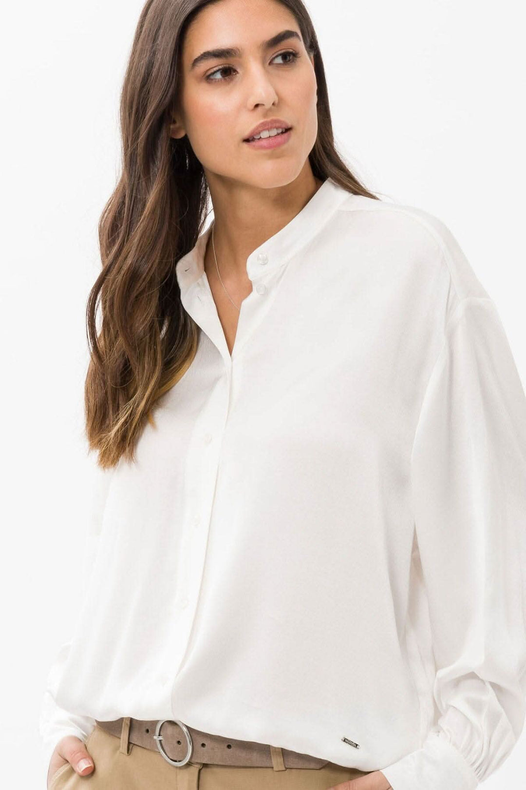 Blouse soyeuse Viv blanche avec manches bouffantes et col montant, confortable et tendance.