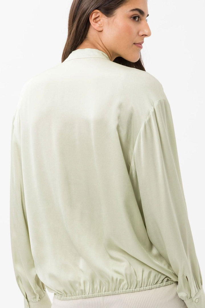 Blouse soyeuse Viv, vue arrière, manches bouffantes, couleur vert pâle, stylée et confortable pour femmes.