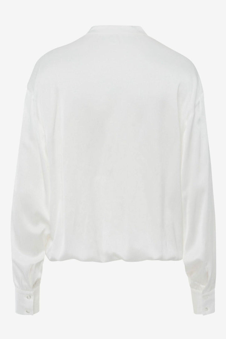Blouse soyeuse Viv blanche, dos avec manches bouffantes et col montant, style décontracté et confortable.