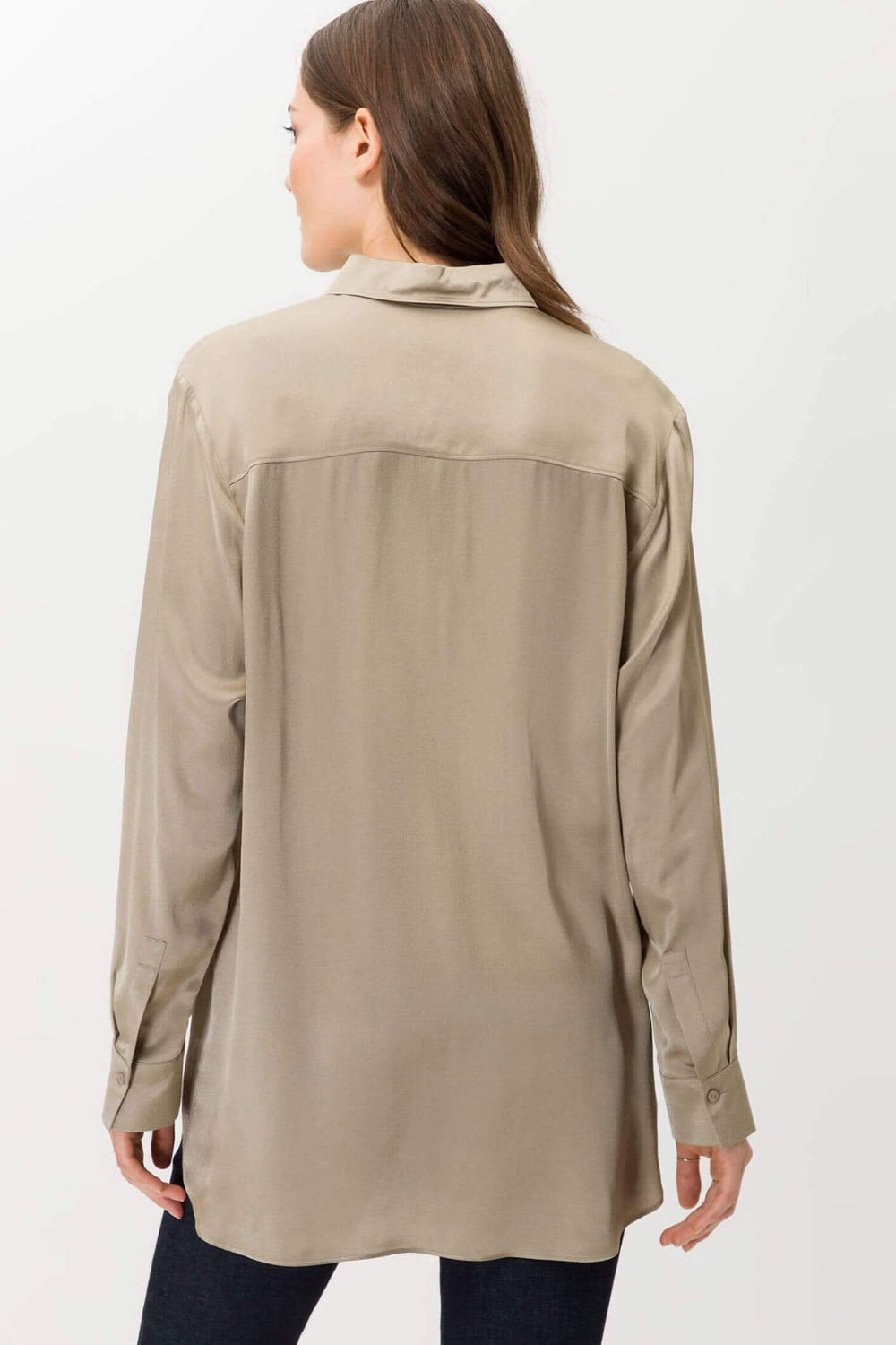 Blouse Vic beige à manches longues pour femme, col chemise classique et coupe droite, vue arrière.