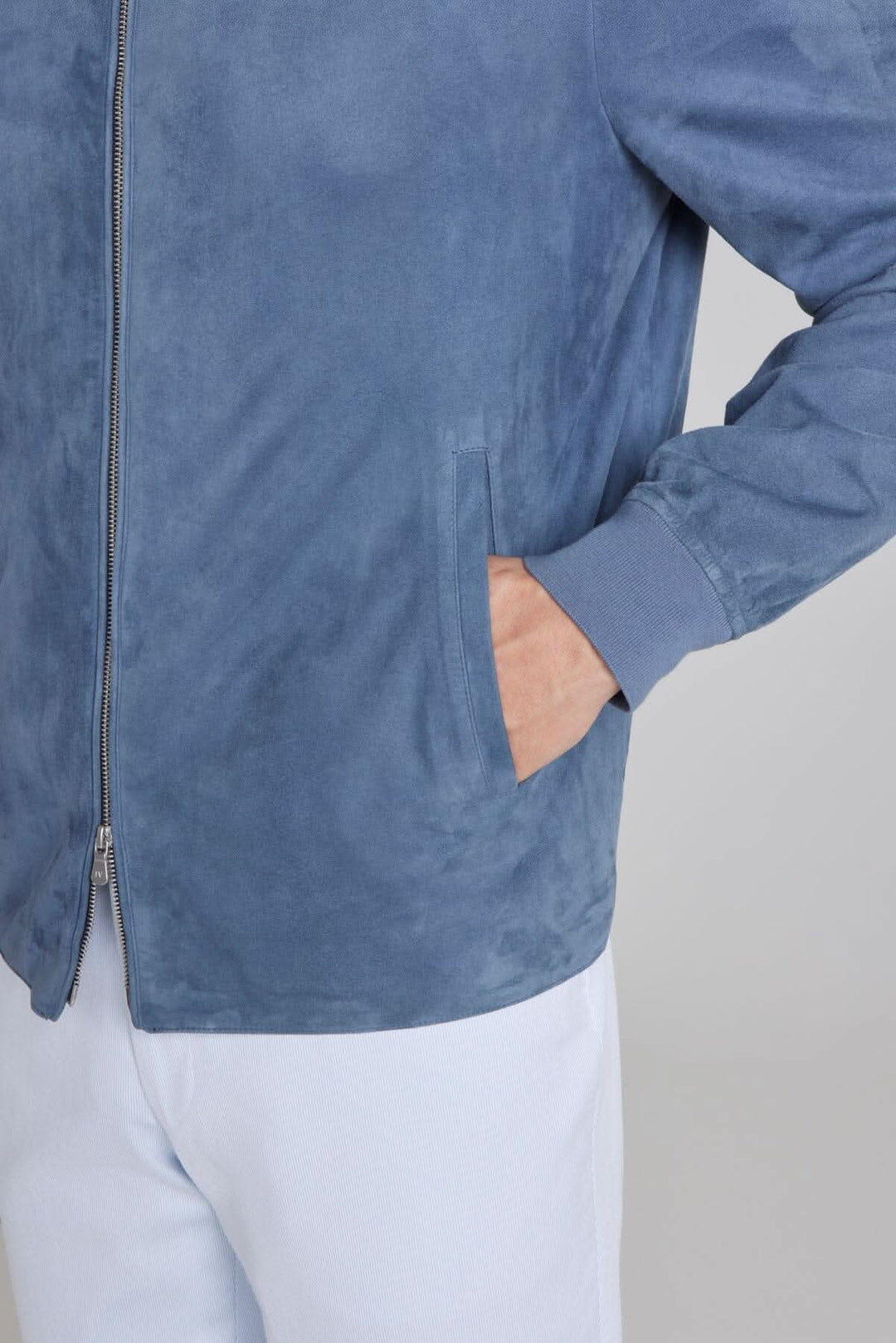 Bomber ultraléger en daim bleu avec fermeture éclair et poches latérales, idéal pour un style confortable.