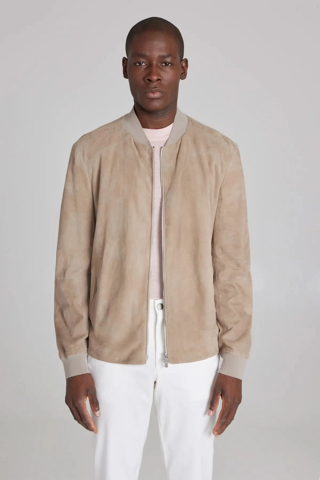 Bomber ultraléger en daim beige, coupe parfaite et poches pratiques, élégant pour un look décontracté.