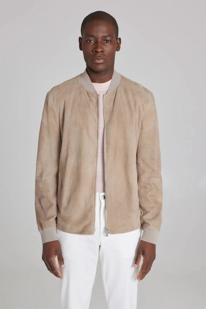 Bomber ultraléger en daim beige, coupe parfaite et poches pratiques, élégant pour un look décontracté.