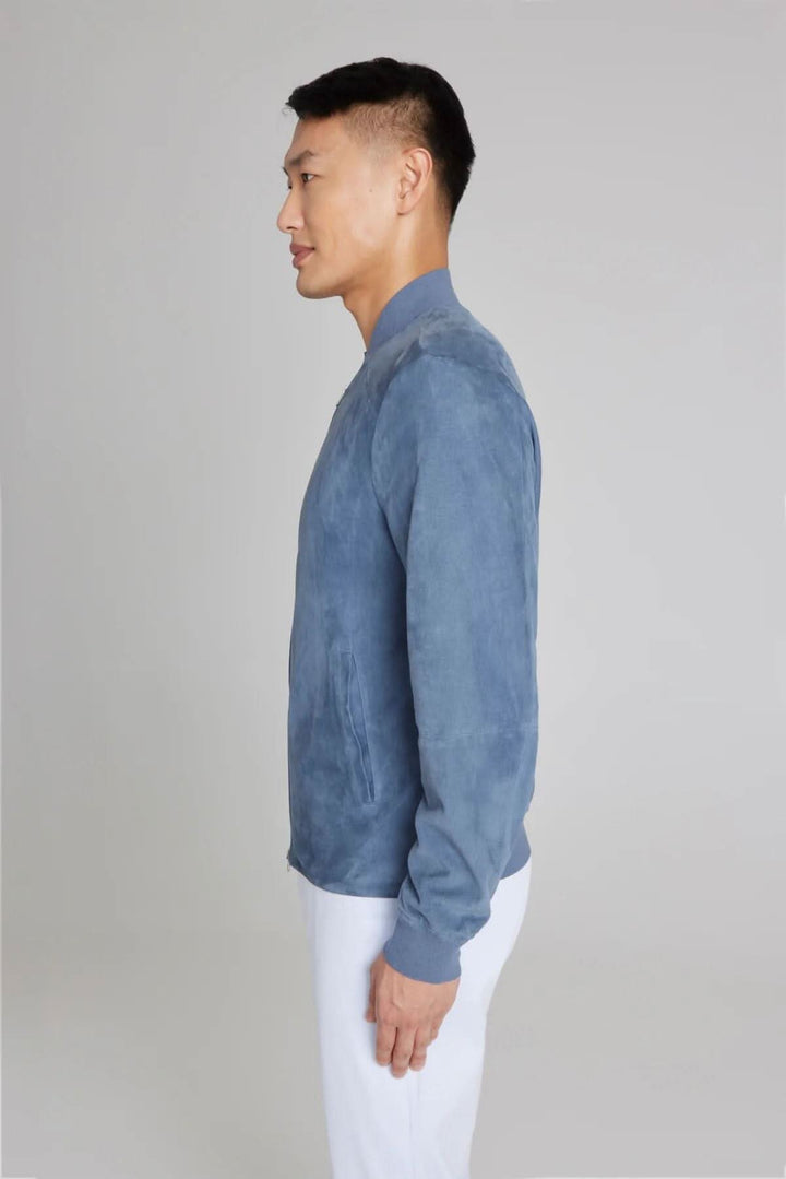 Homme en bomber ultraléger en daim bleu, vue de profil, mettant en avant le style et la coupe élégante.