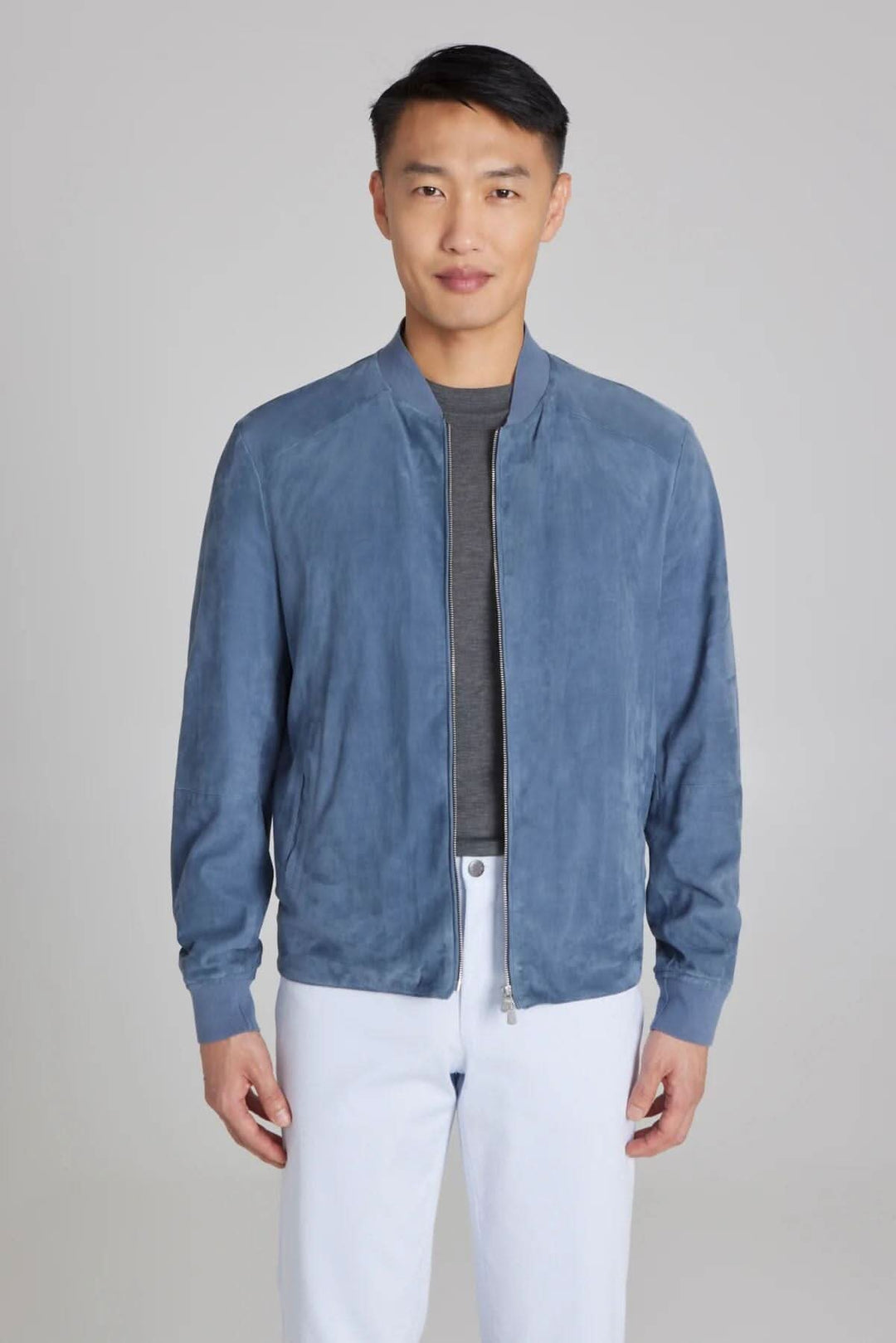 Bomber ultraléger en daim bleu, coupe moderne, style élégant pour hommes, idéal pour un look décontracté.