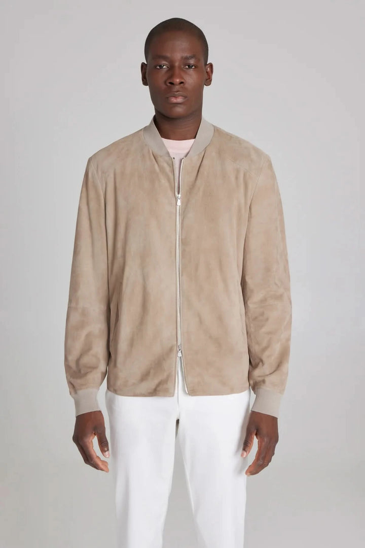 Modèle homme portant un bomber ultraléger en daim beige, style moderne et élégant.