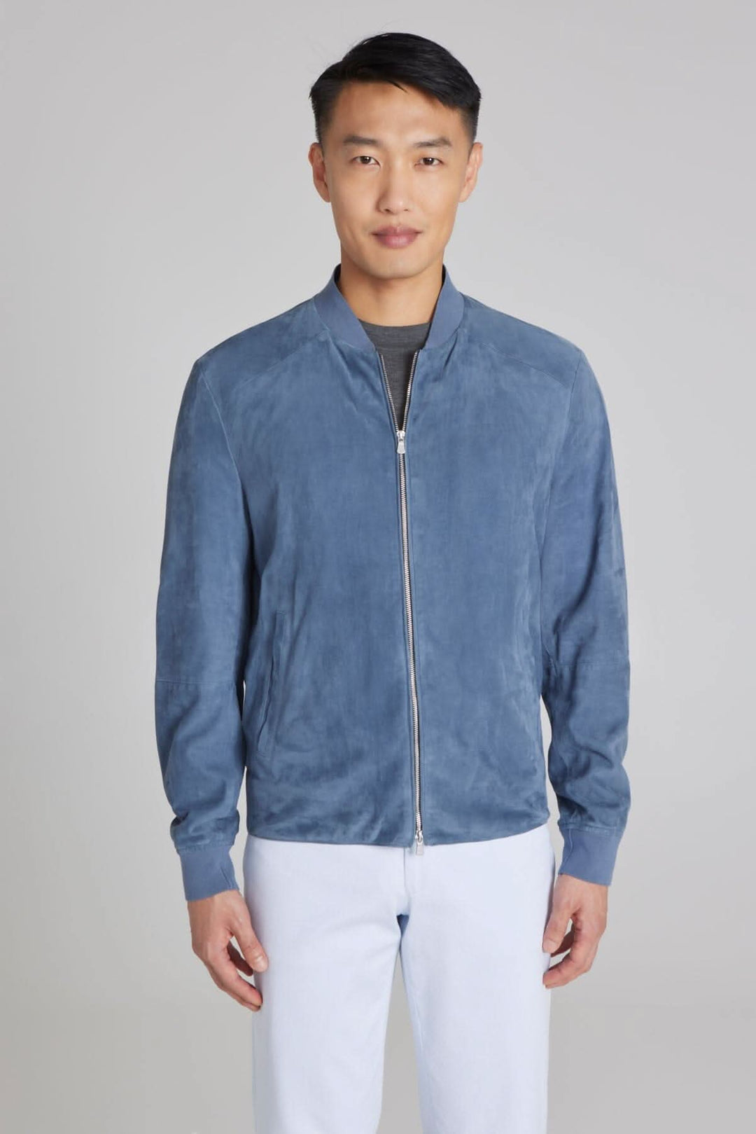 Bomber ultraléger en daim bleu pour homme, élégant et confortable, parfait pour un style de week-end.