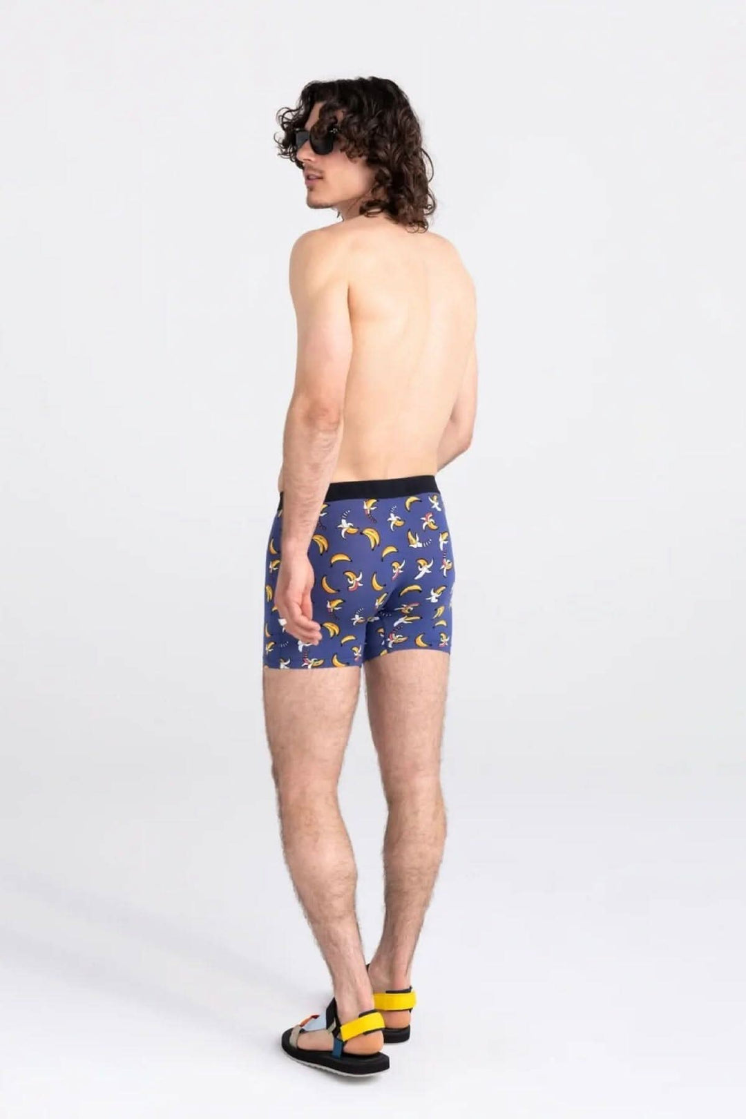 Homme portant des boxers à motif bananes arc-en-ciel, vue arrière, style ajusté et confortable.