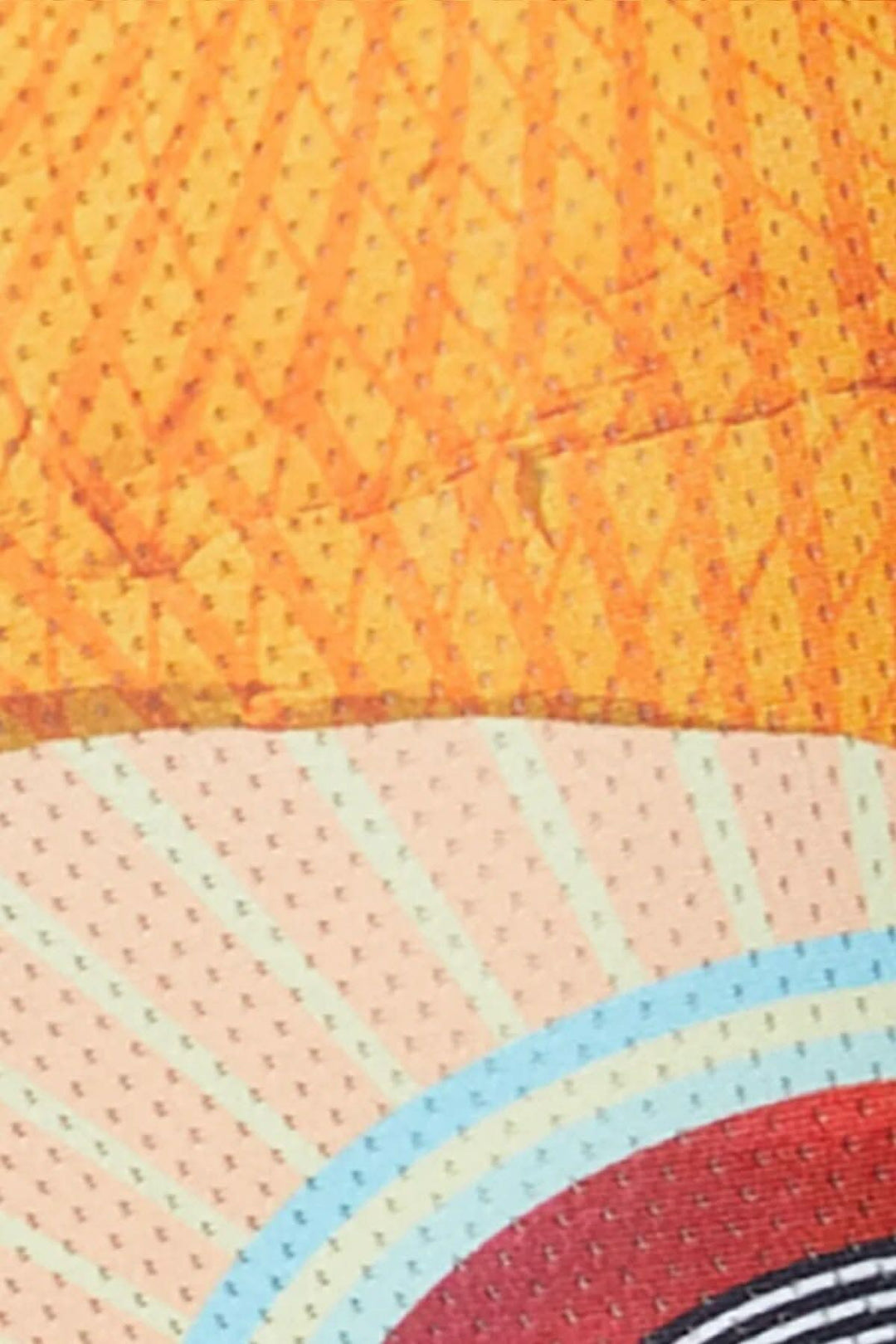 Détails en gros plan du motif coloré du boxer Hoodoo U Love, mettant en avant des textures vibrantes et une finition en maille.