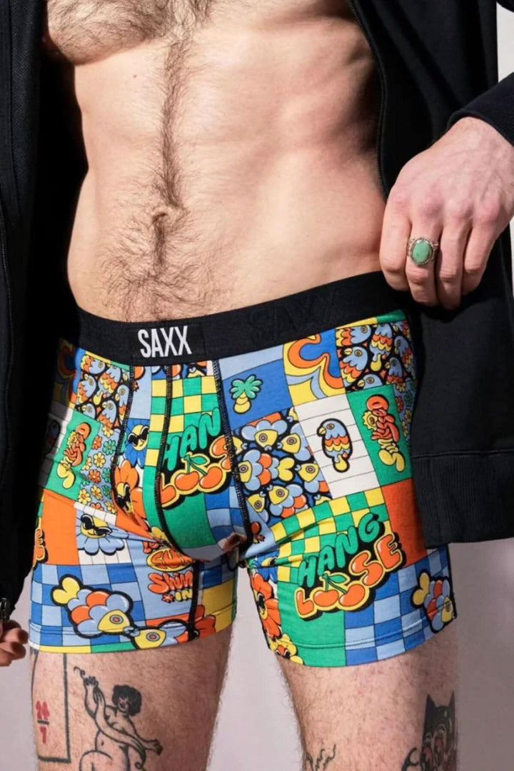 Boxer motif coloré "Hang Loose" de SAXX, conçu pour le confort et le style, avec un tissu doux.