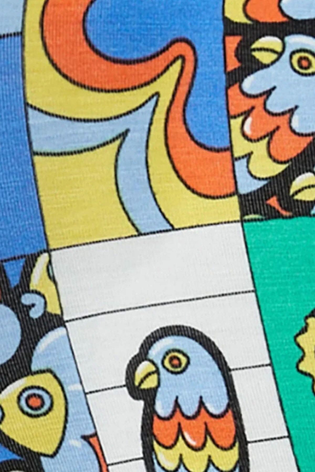 Motif coloré avec oiseaux sur tissu, parfait pour un confort quotidien.