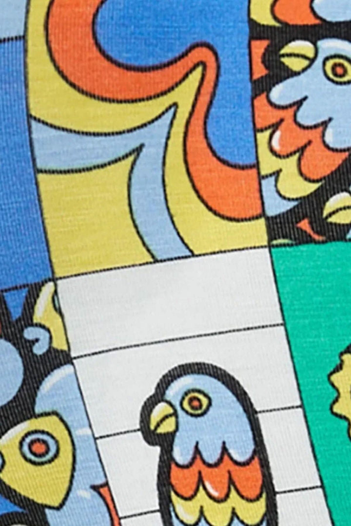 Motif coloré avec oiseaux sur tissu, parfait pour un confort quotidien.