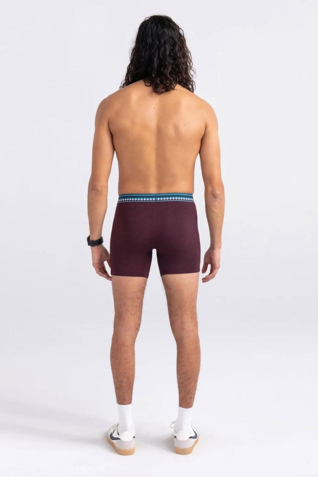 Vue arrière d'un homme portant des boxers bourgogne avec une ceinture bleue, mettant en valeur la coupe slim fit.
