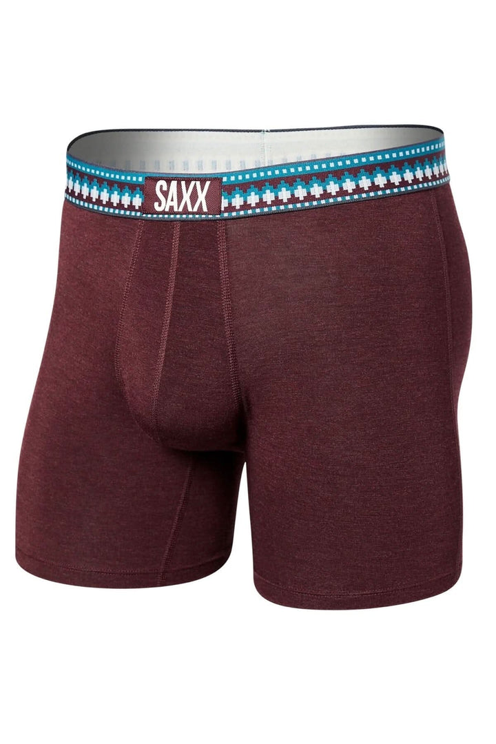 Boxer Vibe bourgogne de Saxx, coupe slim avec technologie BallPark Pouch et design moderne.