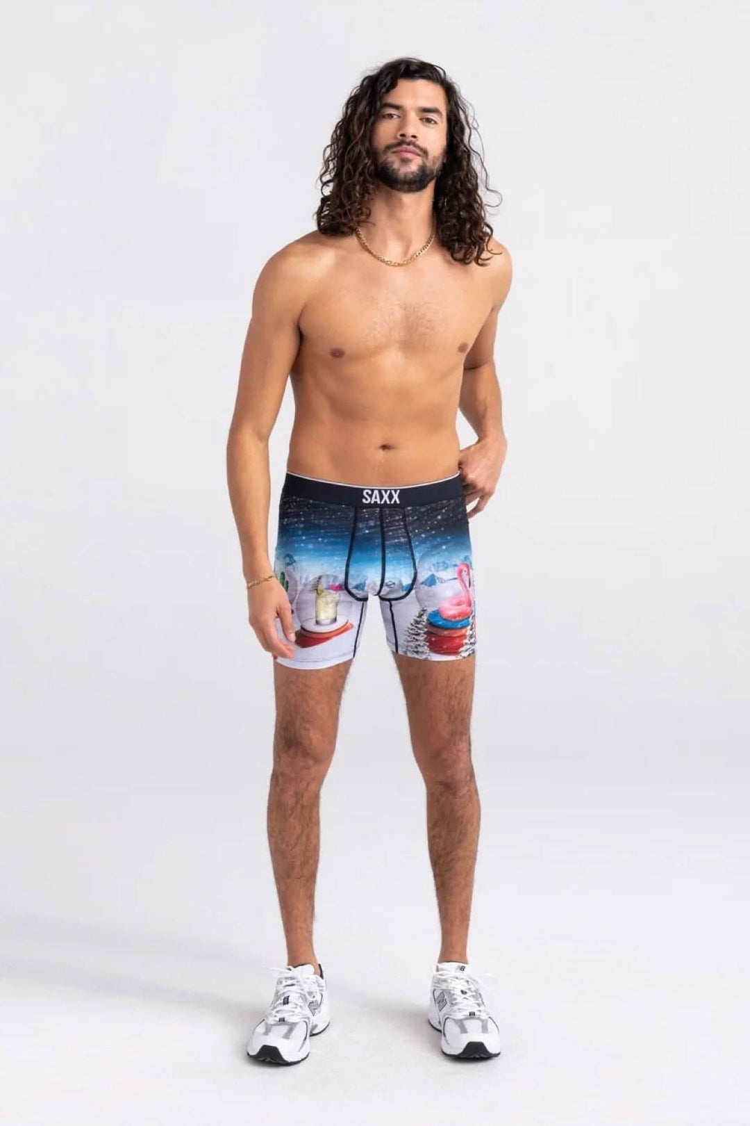 Boxer Vibe flamant rose avec motif de Noël, coupe slim et technologie innovante, modèle porté par un homme.