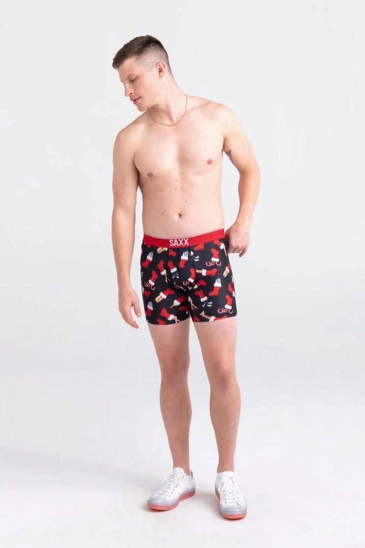 Homme portant des boxers Boxer Volt bas de Noël avec un design festif, idéal pour un style sportif et confortable.